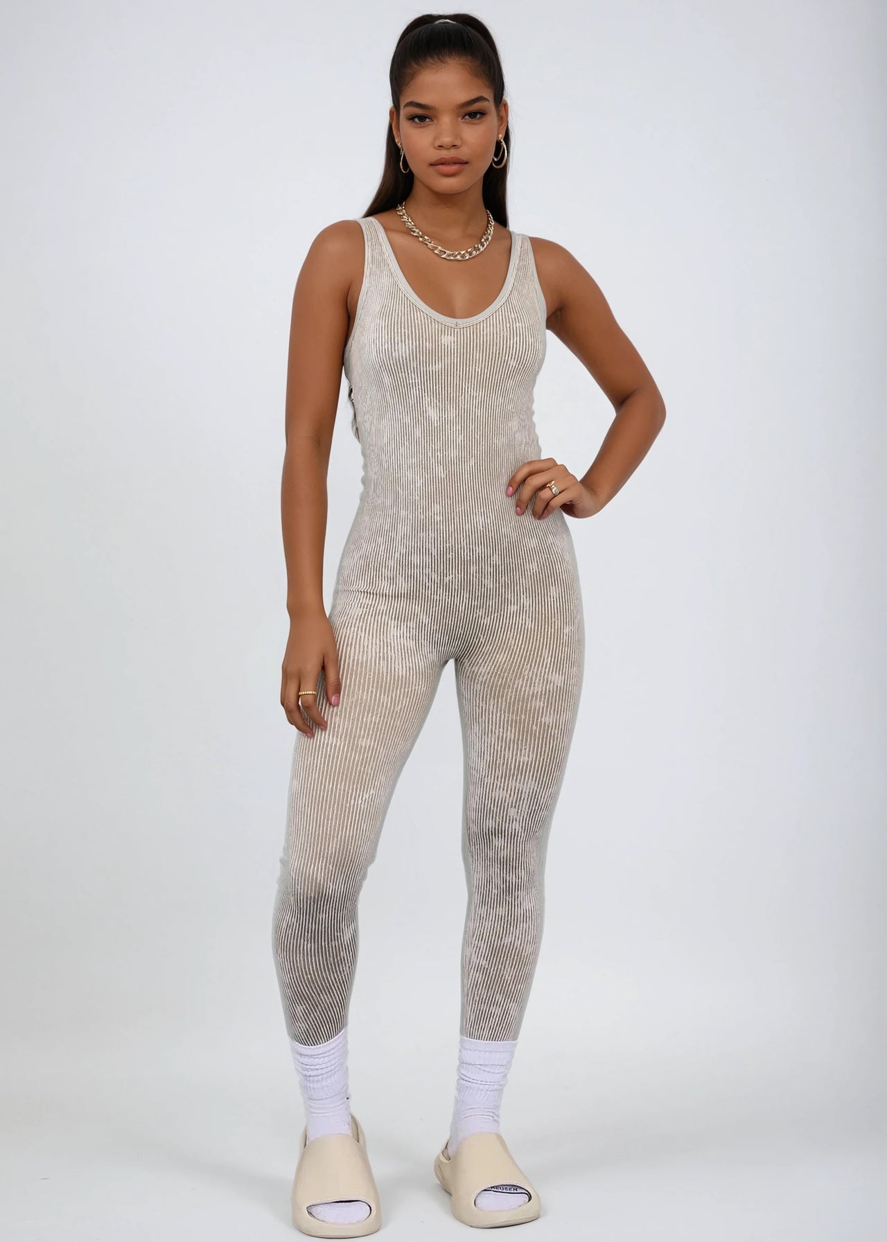 This mineral wash jumpsuit is bold, comfy, and made to stand out. Easy to wear and perfect for day-to-night looks.
