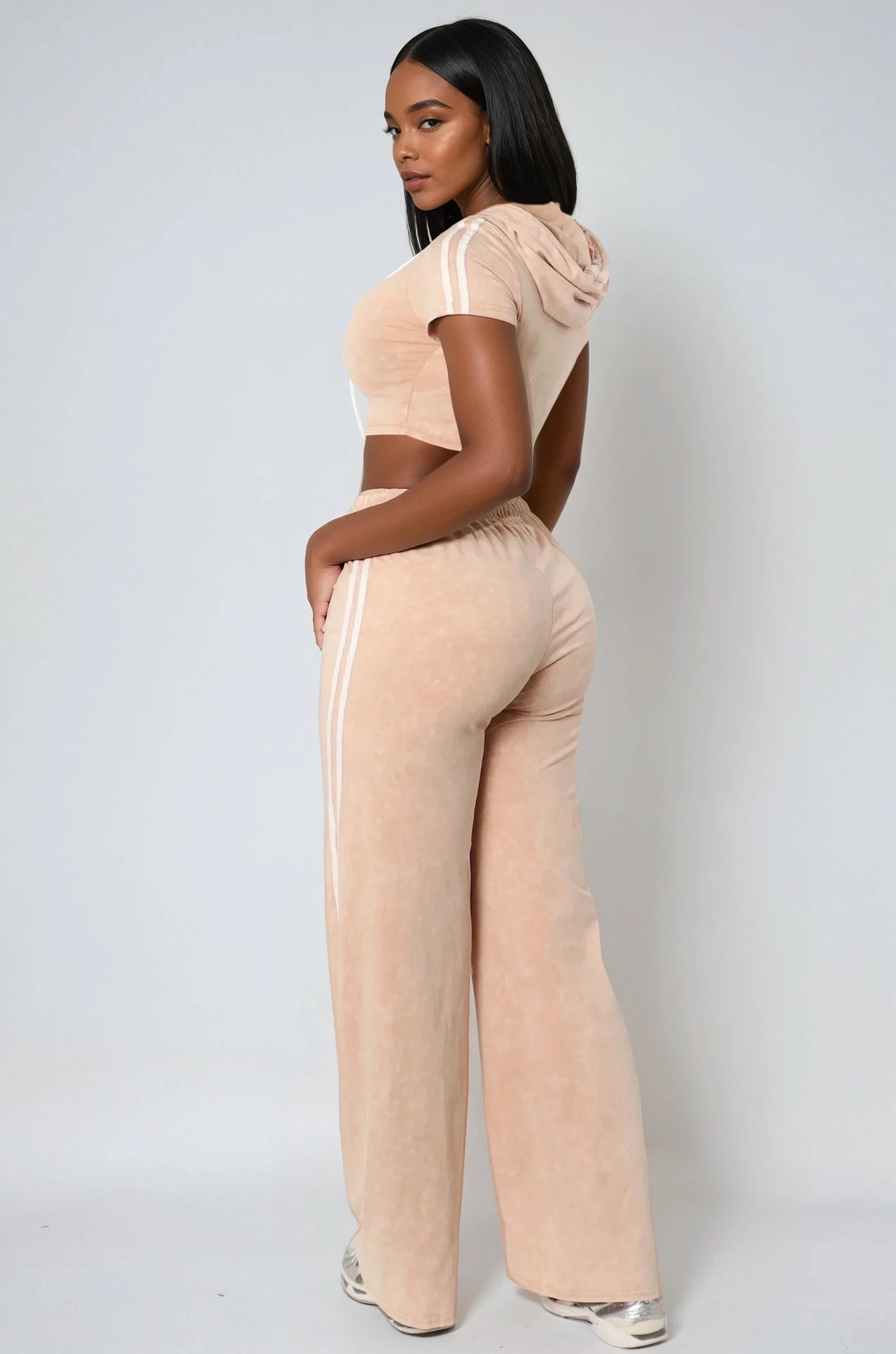 Two-piece cropped hoodie and jogger set in a mineral wash finish. Comfy fit with street-style edge for young women.