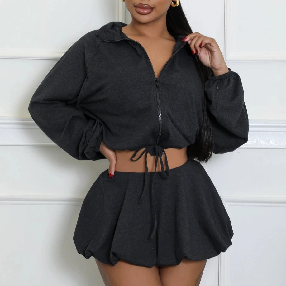 Chic black windbreaker windbreaker crop jacket and bubble skirt outfit, ideal for a day out with friends or everyday wear. Perfect outfit for teenagers or young women.