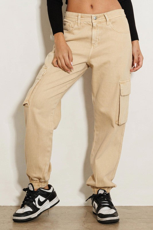 Stylish Cargo Khaki pants for young women and teenagers. Ideal for hanging out with friends. Close view.