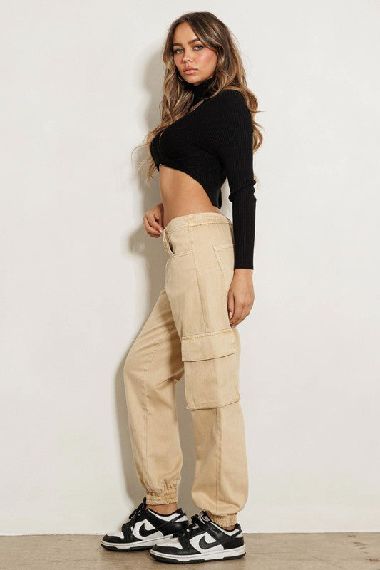 Stylish Cargo Khaki pants for young women and teenagers. Ideal for hanging out with friends. Side view.