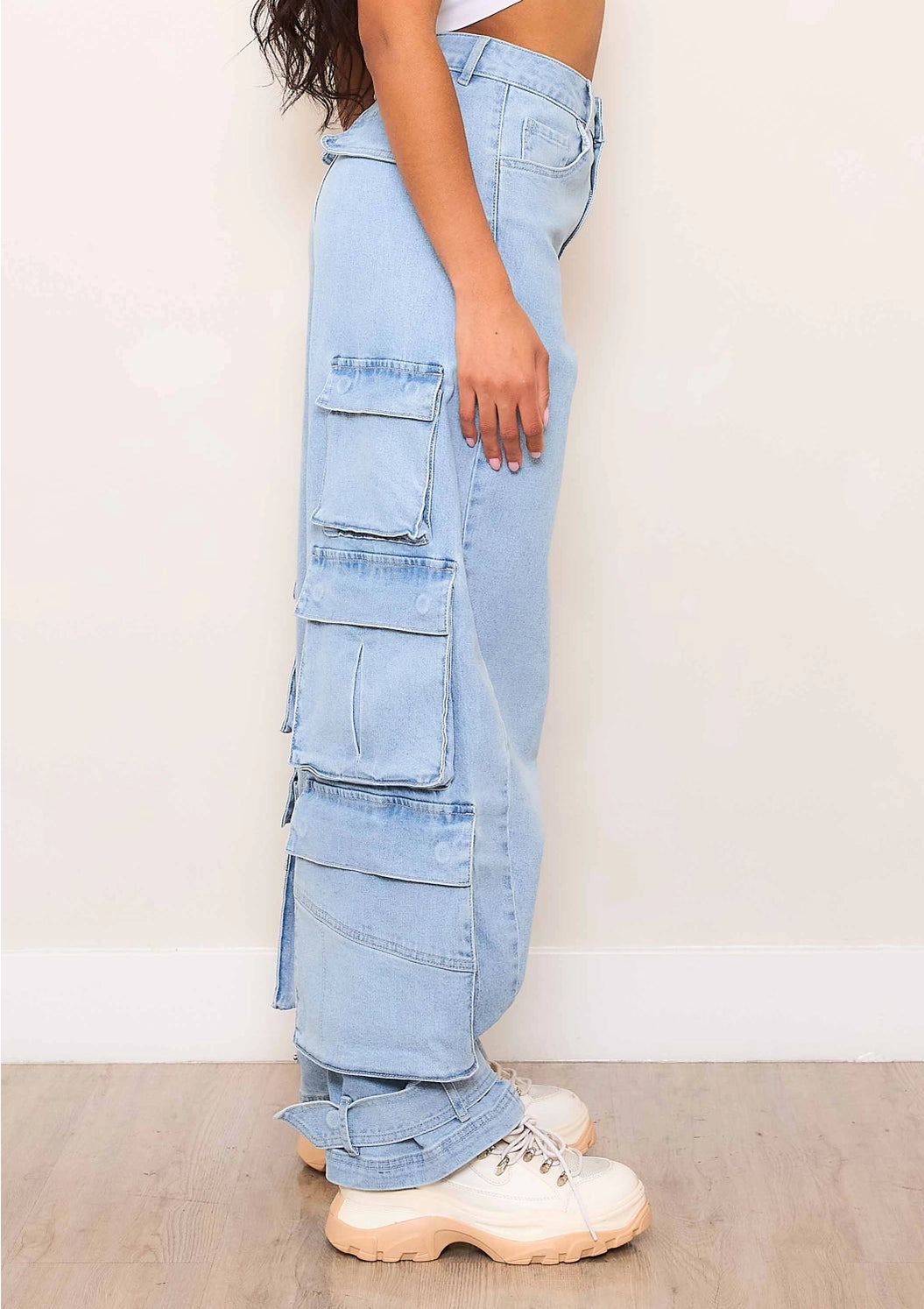 Baggy cargo jeans with adjustable legs, 5-pocket design & snap-strap detail. Edgy, comfortable denim for street-style queens.